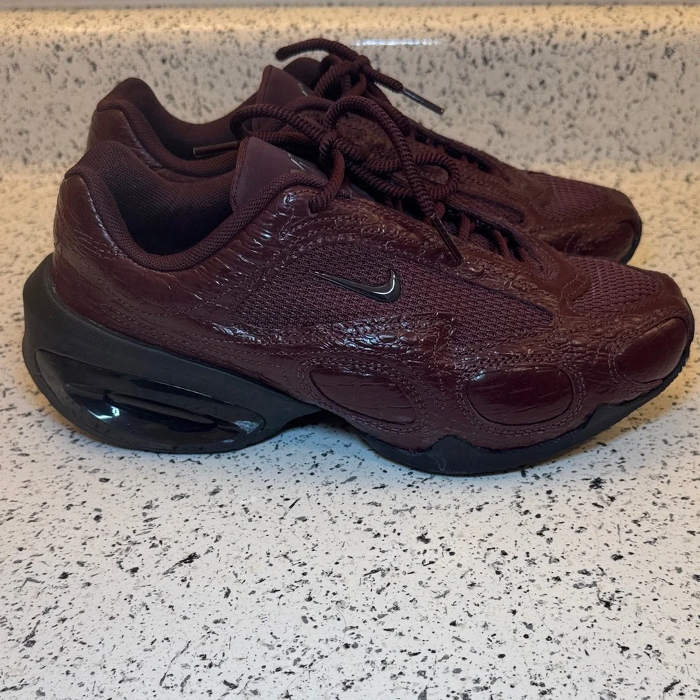 Nike Low-Top Maroon Athletic Sneakers